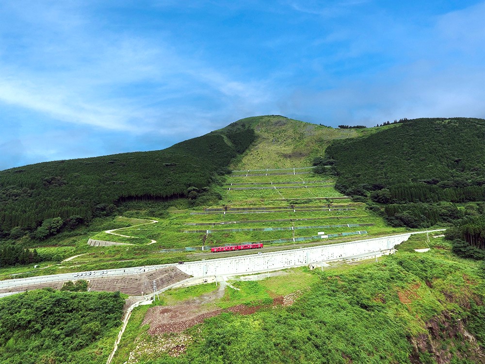 阿蘇大橋地区の斜面対策工が完成し、国道57号線が開通しました