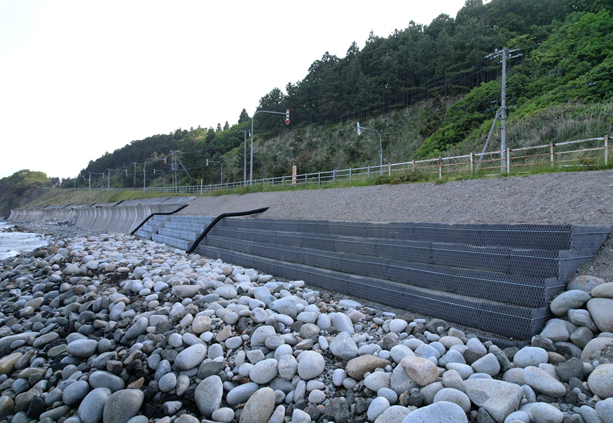 北海道奥尻島／補強土擁壁・落石防護工の最新施工事例
