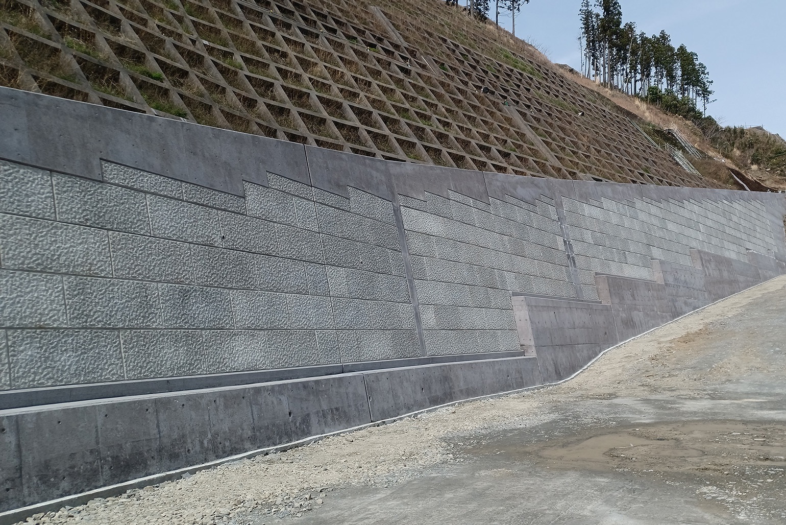 地産ウォール　アンカー式大型積みブロック補強土壁