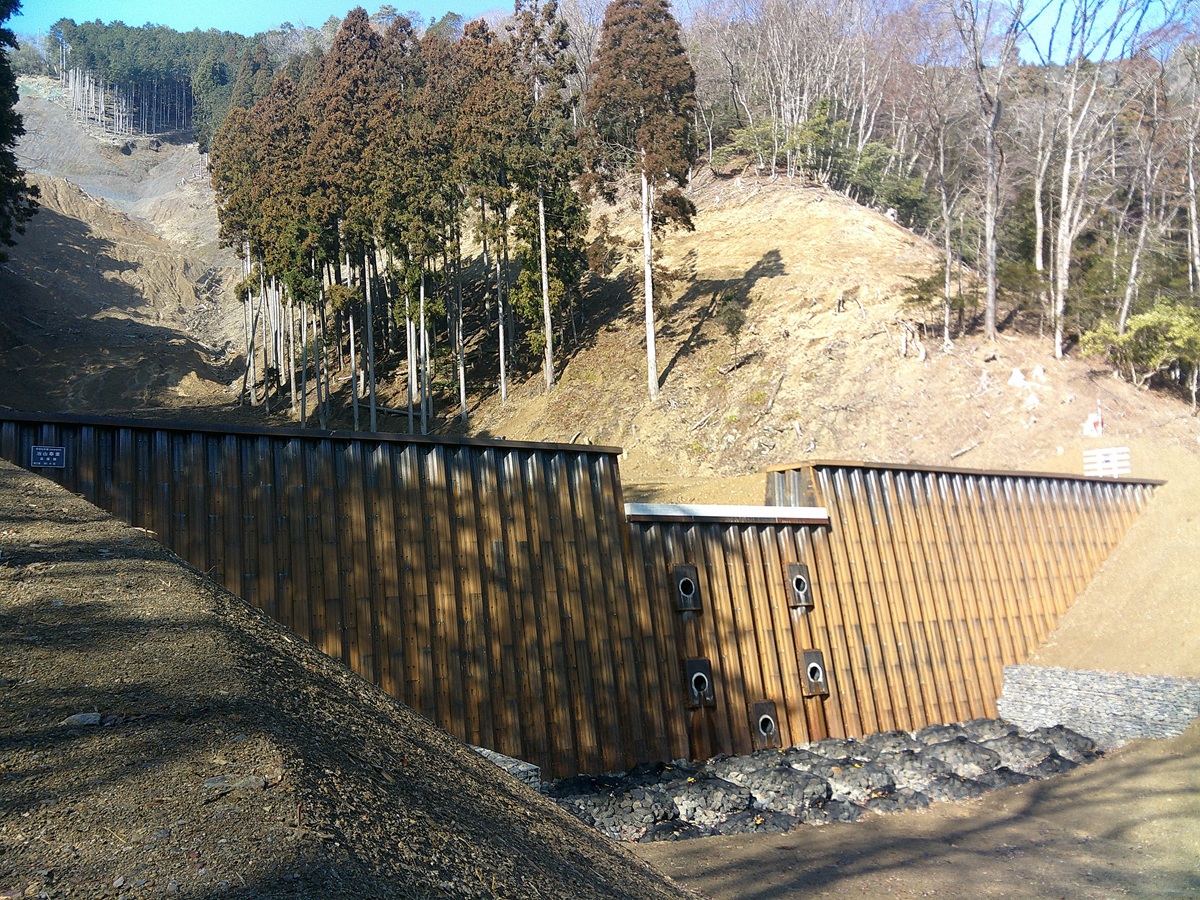 現地発生土をダム堤体内に活用した治山谷止工