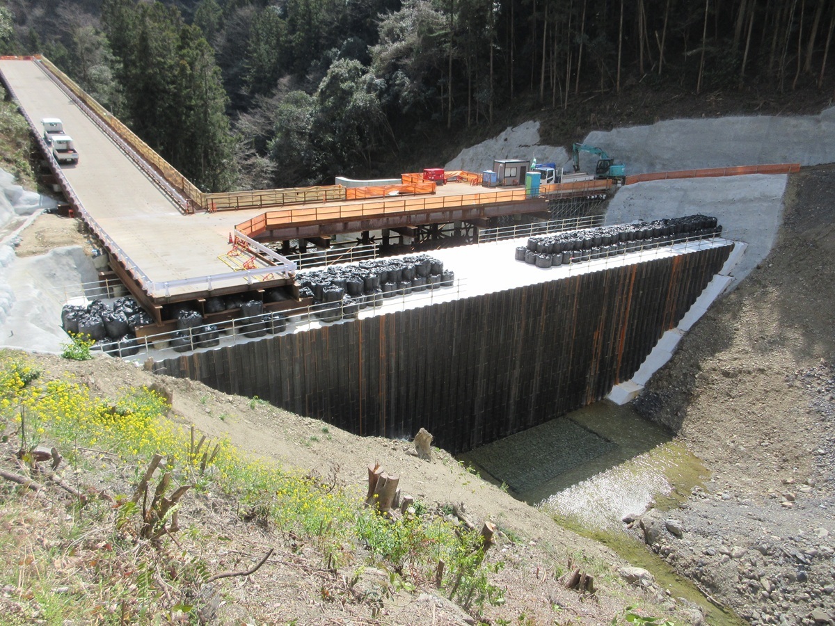山鳥坂ダム上流締切堤が完成（INSEMｰダブルウォール）